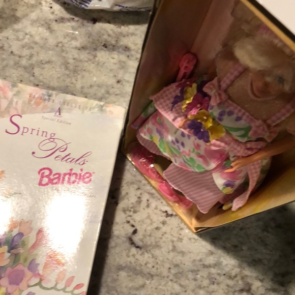 CRAZY SALE!!!! Spring petal Barbie - Picture 2 of 6